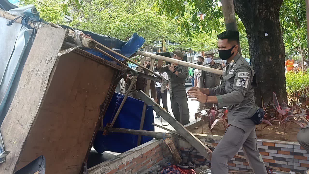 Teguran Tak Digubris, Satpol PP Terpaksa Bongkar Lapak PKL di Median Jalan Pengayoman